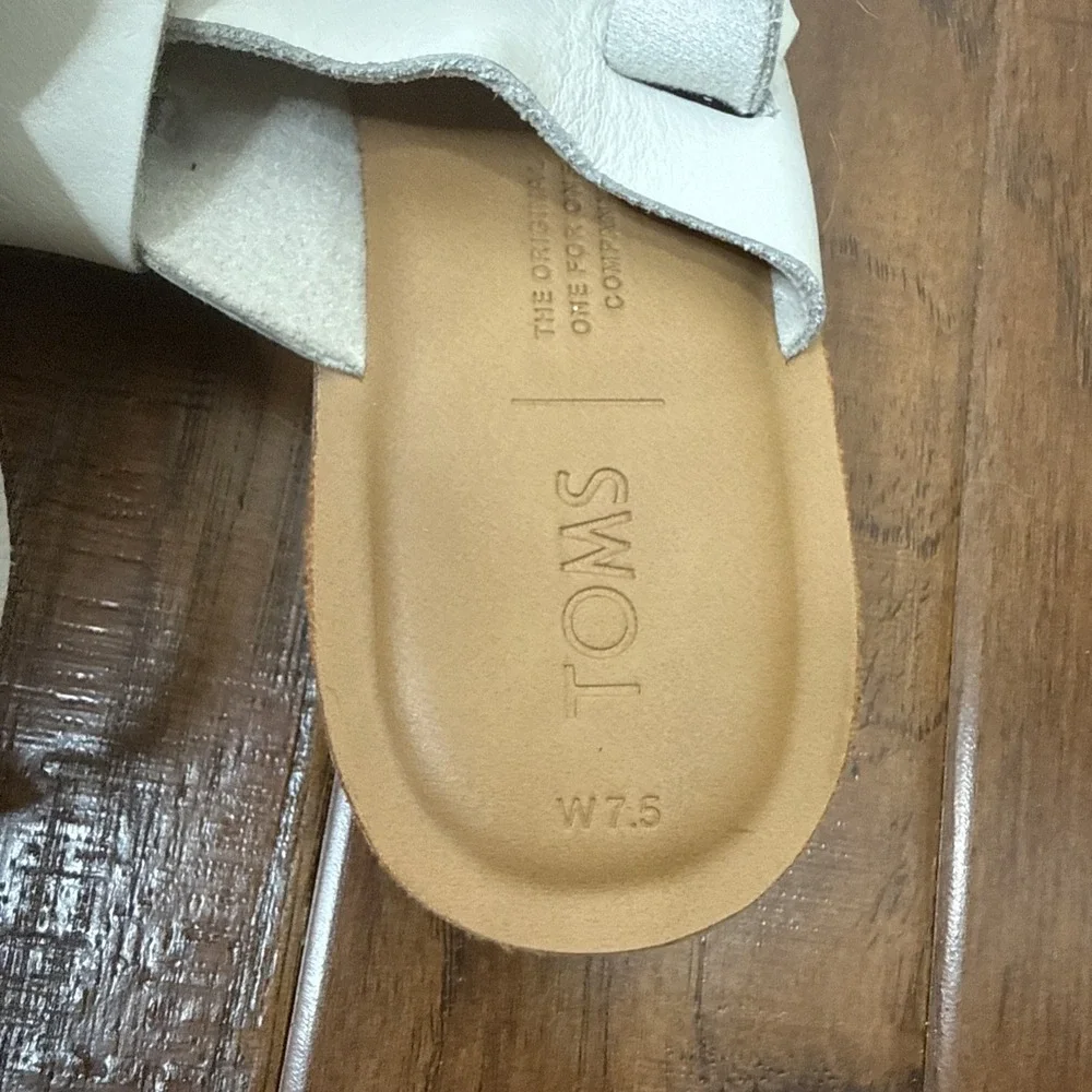 TOMS Freya Leather Toe Loop Sandal Flat Ankle Strap Buckle Neutral Women's 7.5